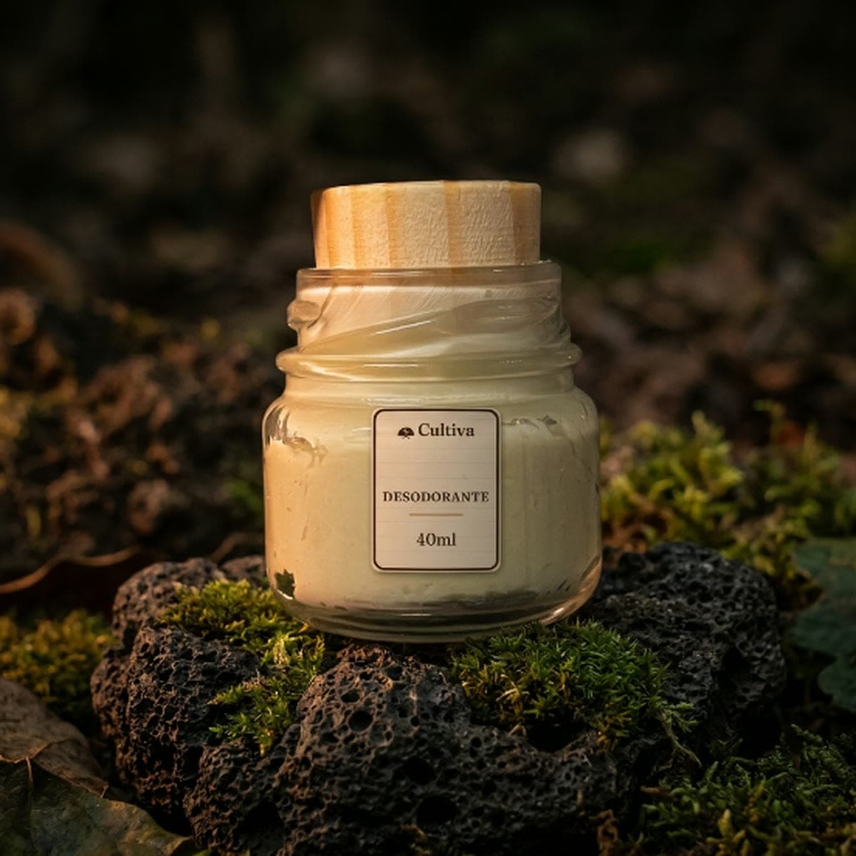Pote de vidro Cultiva Raiz de 40ml, tampa de madeira, sobre pedra vulcânica e musgo